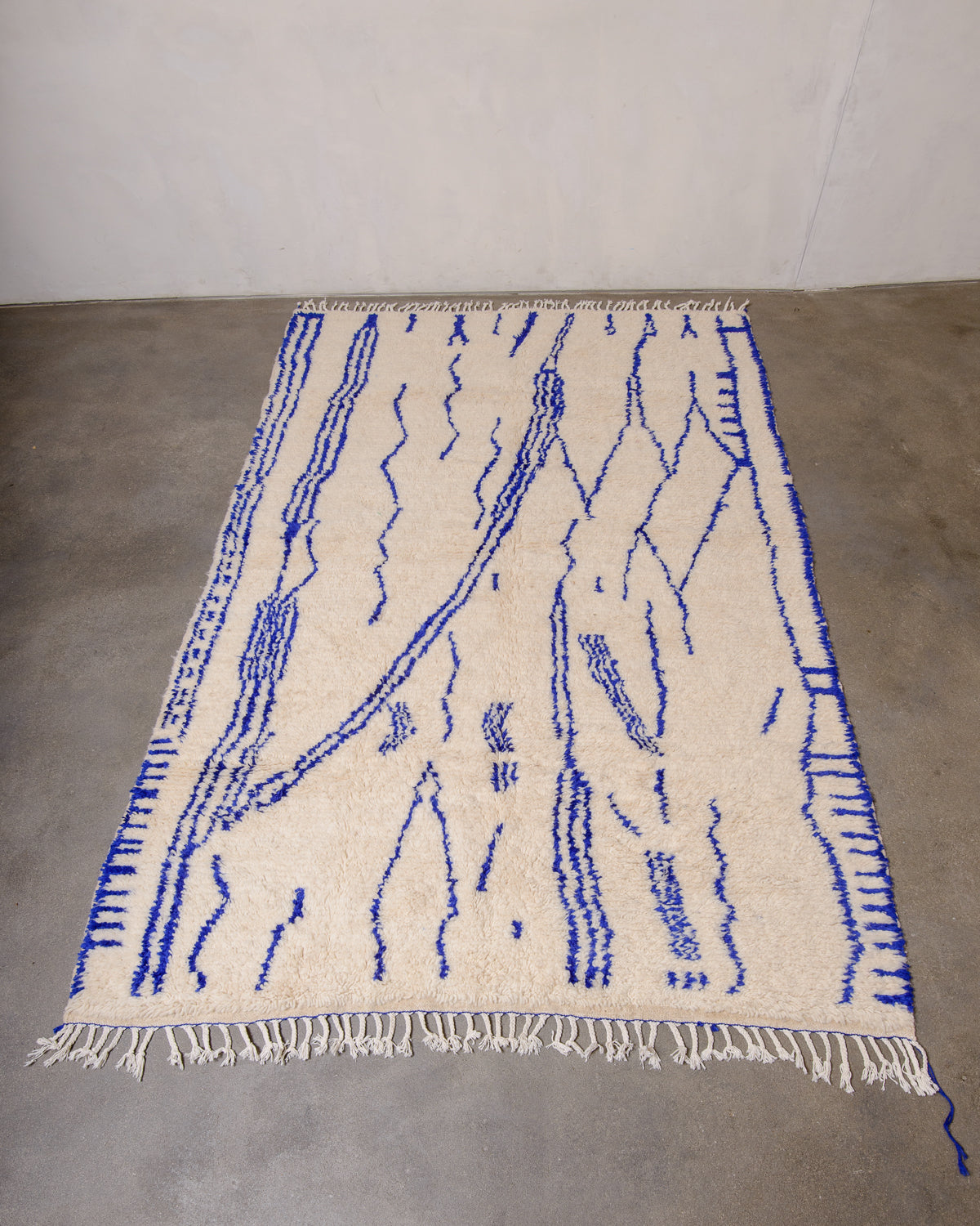 Modern designer handcrafted Berber rug from Morocco. Azilal rug with beautiful colours and patterns. Made of sheep’s wool and cotton.